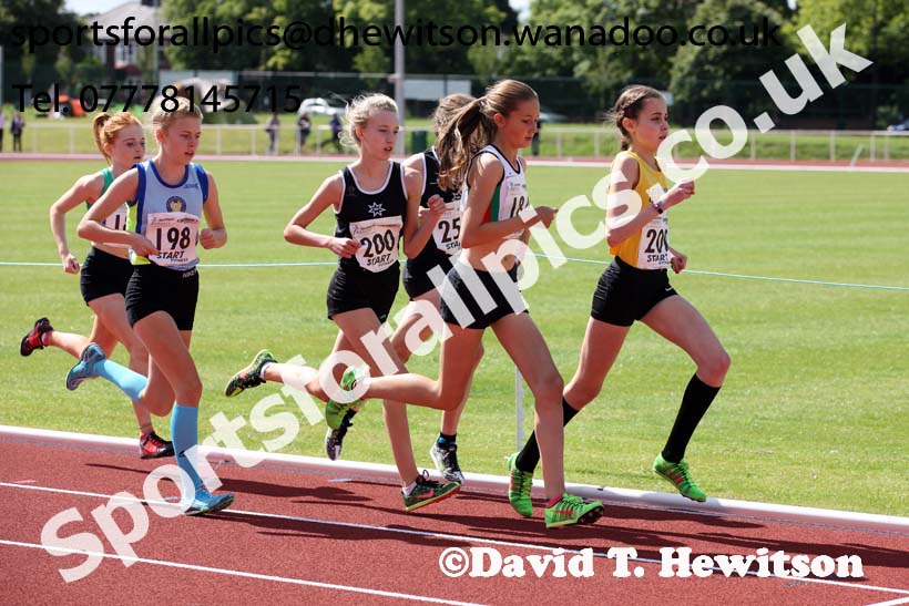 Under-15 girls 1500 metres. Photo: David T. Hewitson/Sports for All Pics